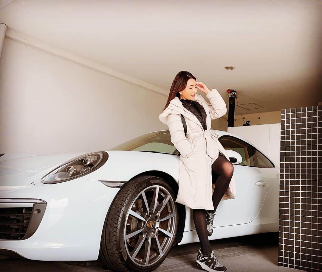 マキろんのインスタグラム：「近々赤のポルシェが来るらしい❣️いいなぁ🥺真っ先に乗りたいなぁ🥺と車好き女子たちはざわざわしてました💖✨ #山内智恵#マキろん#chieyamauchi#makiron #japanesegirl #Porsche #ポルシェ #車好きな人と繋がりたい #車好き女子」