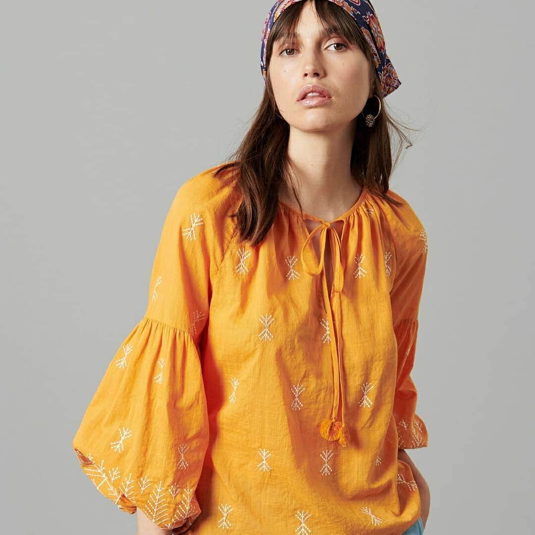 ミーガンパークさんのインスタグラム写真 - (ミーガンパークInstagram)「Add some colour and cheer to your wardrobe with the Elvia Cotton Blouse! Pictured here with the Stella Glass Earirngs  x」12月17日 5時57分 - _meganpark