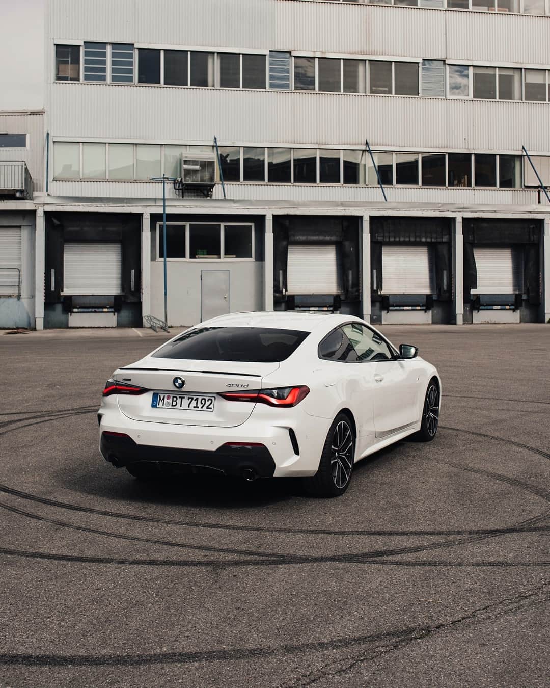 BMWのインスタグラム：「Never turn your back on a good donut. The BMW 4 Series Coupé. #THE4 #BMW #4Series @jasperphotographiert  __ BMW 420d Coupé: Fuel consumption in l/100 km (combined): 4.2–3.9. CO2 emissions in g/km (combined): 112–103. Further information: www.bmw.com/disclaimer.  	 Acceleration (0-100 km/h): 7.1 s. Power: 140 kW, 190 hp, 400 Nm. Top speed (limited): 240 km/h.」