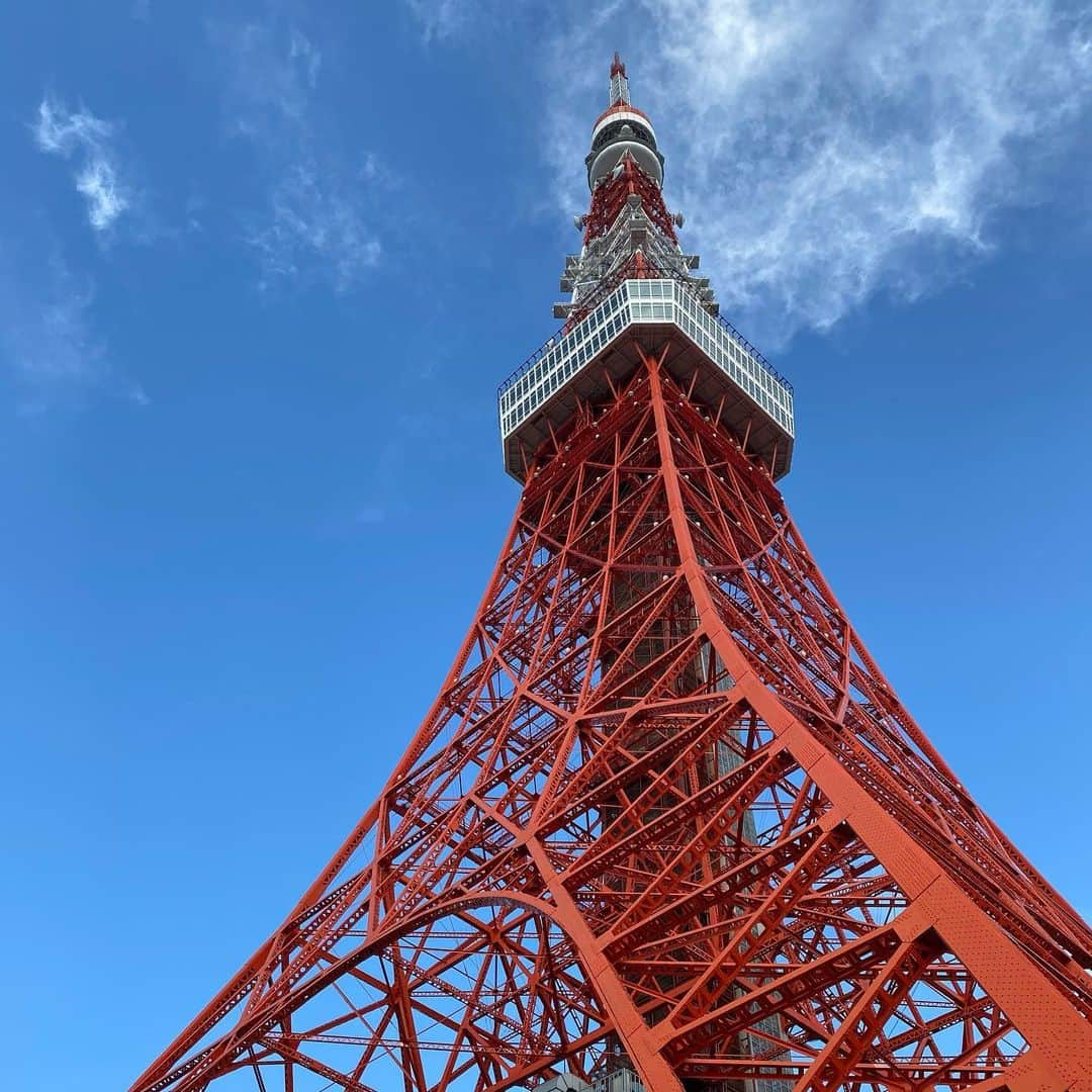 坂東亀三郎さんのインスタグラム写真 - (坂東亀三郎Instagram)「亀三郎と自転車ミニ旅③🚲﻿ ﻿ ﻿ 最終目的地、﻿ ﻿ 東京タワー🗼！！﻿ ﻿ ﻿ さぁ、水分補給して トイレ借りて帰るぞ！﻿ ﻿ ………💦﻿ ﻿ ﻿ #東京タワー﻿ #歌舞伎 #音羽屋 #歌舞伎役者﻿ #亀三郎 #坂東亀三郎 #六代目﻿ #彦三郎 #坂東彦三郎 #九代目﻿ #歌舞伎部 #otowayabando﻿ #彦さんぽ #親バカ部 #倅マン #えみふる﻿ #歌舞伎大好き #KABUKI﻿ コメントはお気軽に📝」12月17日 6時05分 - otowayabando