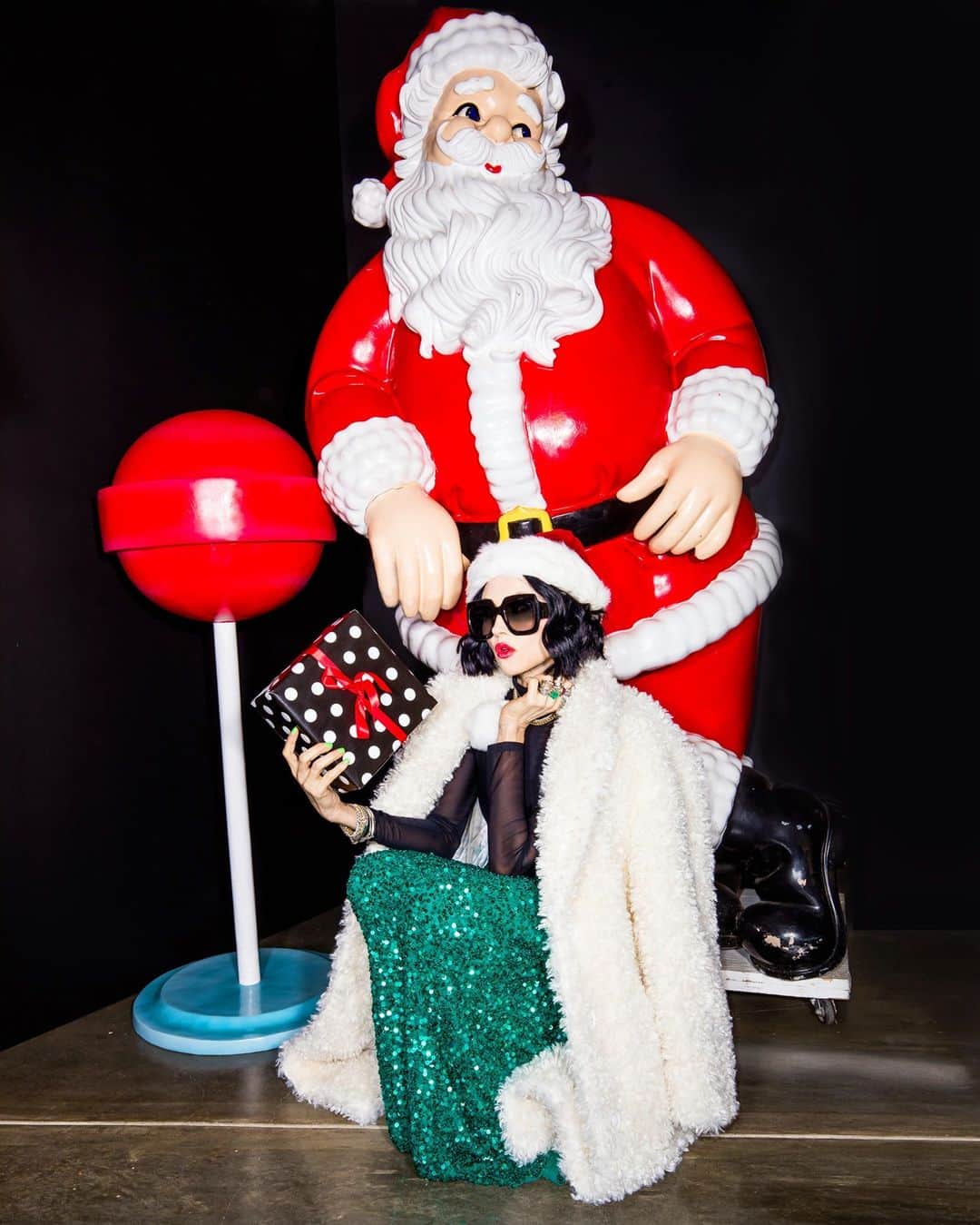 アリス+オリビアのインスタグラム：「Win a $1000 alice + olivia gift card! Like and tag two friends and we will announce two winners on Christmas Eve! Xoxo Stace #SANTASTACE」
