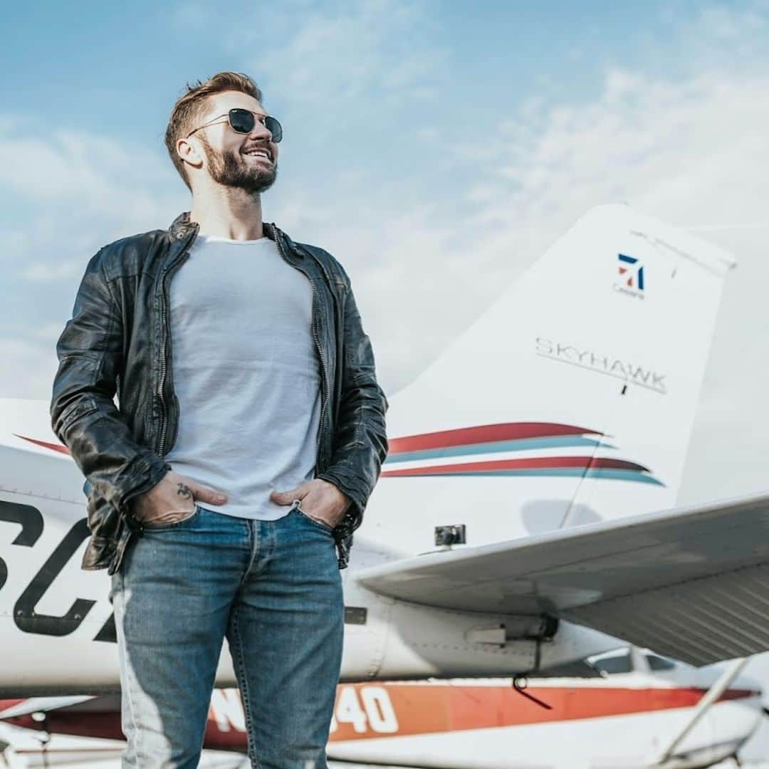 トラビス・ウォールさんのインスタグラム写真 - (トラビス・ウォールInstagram)「Siri... play “Fly Me To The Moon”   I was so excited to start flying lessons with my Flight Capt @pilot.seif (the best teacher in the world) and have my bud @nick_tipple  tag along for the ride! Goal is to have my license by early summer 21!   Who wants to come fly with me???  📸 @dave_xt  capturing the only ✈️ content!!!!」12月17日 6時06分 - traviswall