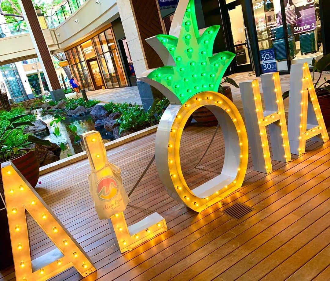 Moco Lima Hawaiiさんのインスタグラム写真 - (Moco Lima HawaiiInstagram)「Let’s spread ALOHA sprit, not Covid-19!!   最近ALOHAのディスプレイをあちこちで見かけます。コロナウイルスでなくアロハウイルスをばら撒きましょう！！  MLH Original Eco Bag, Designed by Moco  #alohaspirit#aloha#goodvives#pineapple#waikiki#holidayseason#winter#mocolimahawaii#mocolima#eco#bag#ecofriendly#christamas#decor#クリスマス#ホリデーシーズン#ワイキキ#アロハ#ハワイ#アロハスピリット#冬#モコリマハワイ#オリジナル#エコバッグ  12/18 1-5pm Moco Lima Hawaii Showroom Open」12月17日 6時07分 - mocolimahawaii
