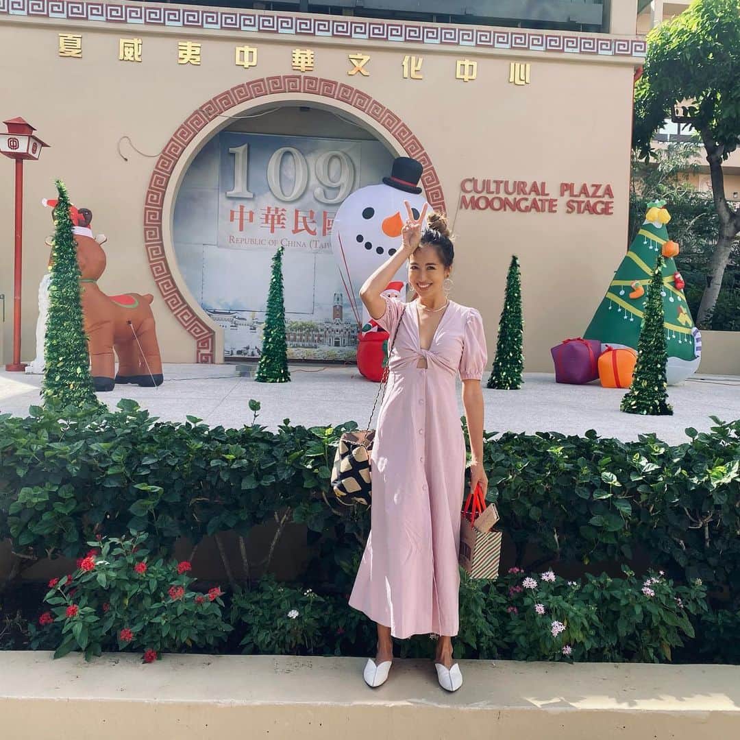 Mieのインスタグラム：「台湾に旅行してきたよっ😳❤️  といっても、ハワイのチャイナタウン内！！😝 ハワイなのに、本当にアジア圏の違う国に行った気分になれて、また一本違う道を歩けばハワイのおしゃれなショップへ行けたり🎉とにかくお料理が上手で、お菓子作りもなにもかもお店レベル？プロ並みなだーいすきなお友達2人とランチ、ダウンタウンに詳しいお友達に案内してもらって、色んな意味で刺激的ですっごく楽しかった❤️  動画もいっぱい撮ったから、ぜひみんなも　#ハワイ旅行　#ダウンタウン散策　一緒にしてねん🤗 （ダウンタウン注:内側から鍵がかけられてるお店があって、確かに昼間でもちょっと物騒なやりとりしてる人達がいるから、1人でウロウロはオススメしません。）  アジアマーケットではお友達がオススメしてくれたピリ辛メンマを購入して、さっそくもやし炒めパクチーメンマ乗せ作って子供たちに大好評！  ストーリーズにも載せるね😁 #田嶋家のオヤツ　  お友達と一緒にドライブ中にはおっきな🌈も見えた幸せすぎる１日でしたとさ🙌🏾」