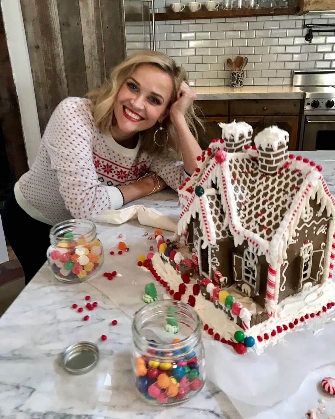 リース・ウィザースプーンのインスタグラム：「One of my favorite things about this time of year is decorating gingerbread houses with my kids, well... ok... we mostly just eat the candy. 🍬 🤪 What are some of your favorite family traditions??」