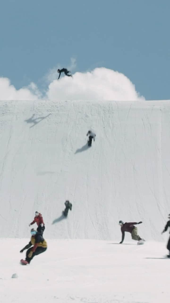 レッドブルのインスタグラム：「when the whole squad shows UP 👏 😆  #redbull #givesyouwiiings #snowboarding #snowboard #wintersports #slopes #fullsend」