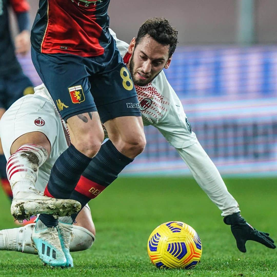 ACミランさんのインスタグラム写真 - (ACミランInstagram)「20 minutes left on the clock. Keep believing boys! 🔴⚫️ #GenoaMilan #SempreMilan」12月17日 6時15分 - acmilan