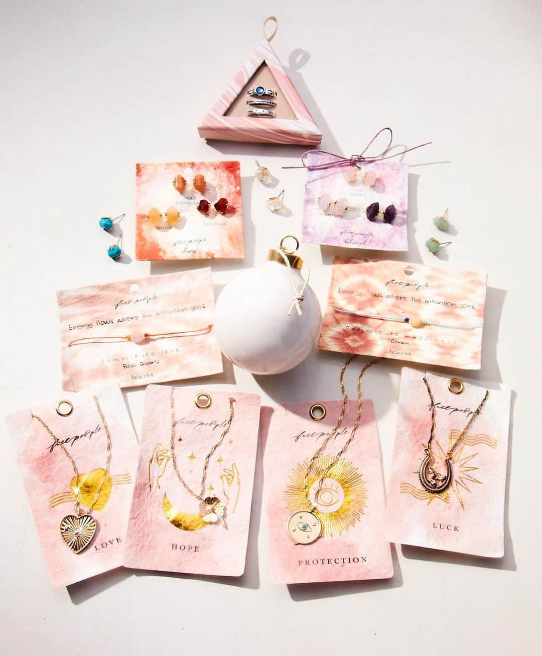 freepeopleさんのインスタグラム写真 - (freepeopleInstagram)「A last-minute gift that still feels personal. Link in bio to shop jewelry for every personality. P.S. get a free reusable gift wrap with every purchase when you add to cart.」12月17日 6時29分 - freepeople