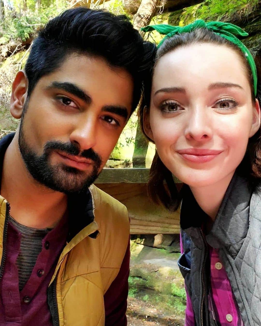 エマ・デュモンのインスタグラム：「I met one of my closest friends @vardaanarora on the set of the new Wrong Turn film. They just released the trailer and the premiere date and I could not be more excited. Y'all better get ready to pee yourselves. This reboot is no joke. 💀🔥😈🔥💀」