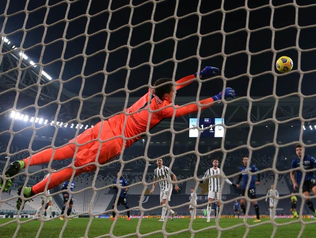 ヴォイチェフ・シュチェスニーのインスタグラム：「Not the result we wanted tonight but we keep fighting for every point 🔥  #ForzaJuve #JuveAtalanta #FinoAllaFine ⚪️⚫️」