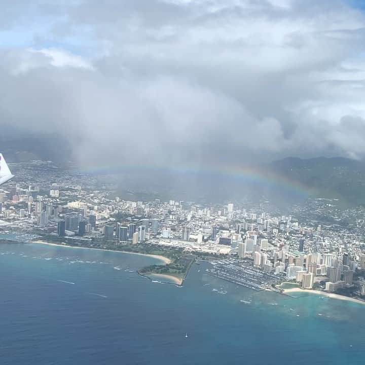 小池絵未のインスタグラム：「A wonderful experience on @hawaiianairlines ! Over the rainbow 🌈 Gonna miss Hawaii for a bit ... see you shortly  🤩   #ハワイ #ハワイ旅行 #ハワイ生活 #ハワイ好きな人と繋がりたい #ワイキキ #アメリカ生活 #hawaii #hawaiilife #rainbow #overtherainbow #firstclasstravel #ファーストクラスの旅」