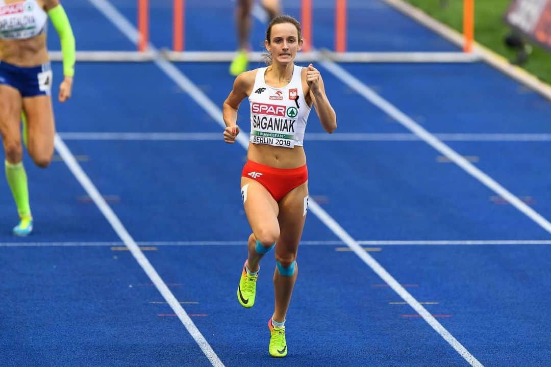 Justyna SAGANIAKのインスタグラム：「It’s time to say goodbye   To koniec mojej zawodniczej kariery. Po 12 latach - połowie mojego życia pora się pożegnać. To była niesamowita podróż, trudna, piękna, brutalna, ale i magiczna.  Sport mnie uratował, nauczył pokory, szacunku do siebie i do ludzi, walki o siebie. Pozwolił odnaleźć poczucie własnej wartości.  Gdybym mogła wybrać tę drogę jeszcze raz, zrobiłabym to. Dziękuję Mamo.  Dziękuję tym, którzy towarzyszyli mi przez całą moją karierę oraz tym, którzy próbowali podcinać mi skrzydła. Dziękuje tym, którzy do samego końca próbowali pomóc w moim powrocie. Dziękuje Osobie, która pomogła mi odnaleźć się w nowej rzeczywistości i pokazała, że życie poza sportem nie jest takie straszne. Dziękuję tym, którzy mówią „zawsze miałaś ogień w oczach, szkoda, że to koniec”. Ale to nie koniec, będę rozpalała w sobie ten ogień do końca. Bo sport mnie stworzył. Ja jestem sportem, a on jest mną.  Zaczynam nowy etap w życiu, może nawet lepszy, niż mi się wydawało :).   Do zobaczenia, za kulisami! 🌸」