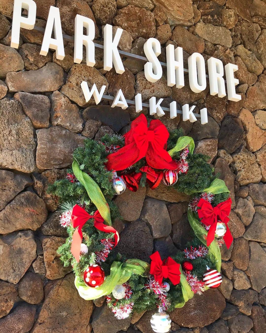 KAUKAU/カウカウハワイさんのインスタグラム写真 - (KAUKAU/カウカウハワイInstagram)「ハワイのホテルやショッピングモールのクリスマスツリーを集めてきました🎄 場所ごとにその色が出た可愛いデザインのツリーは、最新のストーリーまたはこちらのリンクから😆 https://www.kaukauhawaii.com/editornews/153251/  #hawaii #beach #luckywelivehawaii #Oahu #ハワイ #ハワイ景色 #アラモアナセンター #ハワイ絶景 #alamoanacenter #kaukau #kaukauhawaii #カウカウ #カウカウハワイ #christmas #クリスマス #melekalikimaka #メレカリキマカ」12月17日 6時34分 - kaukau_hawaii