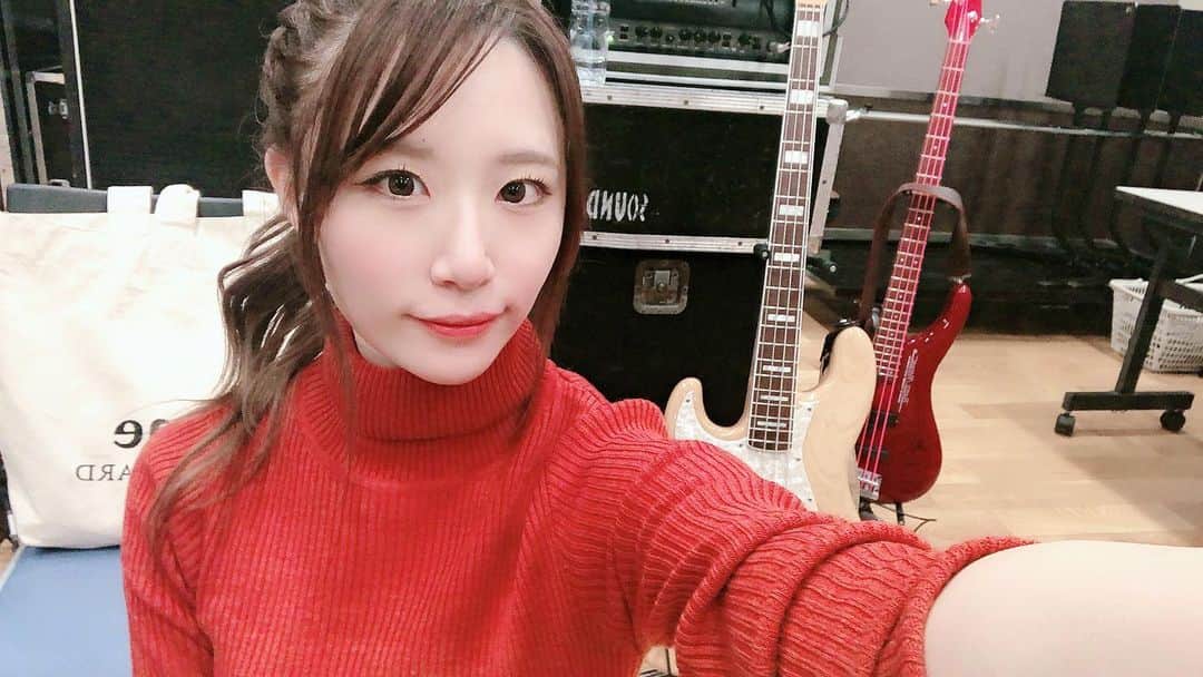 AKARIのインスタグラム：「オハヨー . . . #dailylook #fashion #ootd #music #musician #bass #bassguitar #acdc  #bassist #japanesegirl #japan #follow #pink #koreanfashion #bassgram #groove #slapbass #basssolo #YouTube #youtuber #bass #ベース #ベース女子 #red #akaちゃんねる　#bassgirls #ベース弾いてみた」
