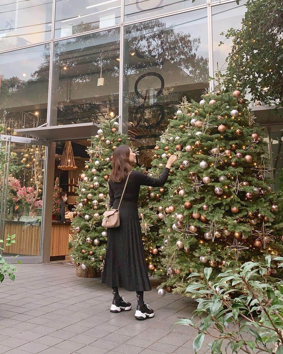 宮田綾子さんのインスタグラム写真 - (宮田綾子Instagram)「⁑ 可愛いツリー🎄 私の足にも星があるよ☆   休みの日、眼科に行ってきたんだ〜 左目の出血も止まっていて良かった！左目の視界が急に消えたのもこれのせいなのかなーはっきりわからないまま謎に治った、笑 自転車乗ってた時に急に見えなくなったから危なかったよ👀こうゆう時、ひとりだとちょっと焦る 寒くなるし、コロナもまだまだ、みんなも体調気をつけてね！  エレノアのニットワンピース new✨ @elenore_official  ラメが入ったプリーツスカートが大人っぽ♡ よくどこの服ですかと質問をもらうのですが、ほとんどの私の写真にはタグ付けしてあるので、写真をタップしてみてね！ブランド名が付いてます👗 あとハッシュタグでも書いてます ↓ #onepiece #elenore  #bag #gucci #tights #calzedonia  #sneakers #sergiorossi   #エレノア #ニットワンピース #ニットワンピ #プリーツスカート #ブラックコーデ #黒コーデ #黒タイツ #スニーカーコーデ #スニーカー女子 #厚底スニーカー #きれいめコーデ #きれいめカジュアル #大人カジュアル #大人コーデ #ニコライバーグマン #ニコライバーグマンカフェ #nicolaibergmann #表参道カフェ #クリスマスツリー #christmastree #おしゃれママ #おしゃれカフェ」12月17日 6時46分 - ayako__miyata