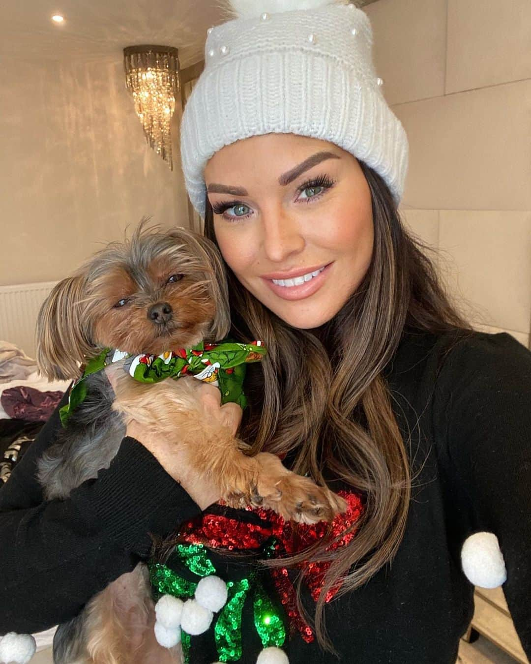 Jessica Wrightさんのインスタグラム写真 - (Jessica WrightInstagram)「Selfie with my little Christmas elf 🐶 for charity I am encouraging dog owners to join the Winter Wag-Along with @naturalinstinctfood I’m aiming to do a mile walk with Bella as often as possible & dressed in our best Christmas attire 🤩 join us! Order your free #winterwagalong selfie kit & please donate with the relevant charities noted on their page 🎄」12月17日 6時40分 - jesswright77