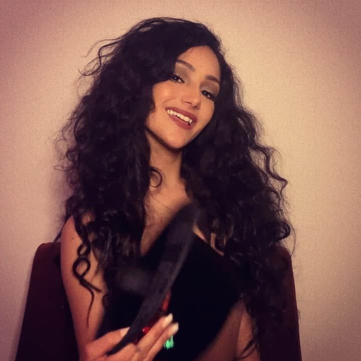 メラニー・イグレシアスのインスタグラム：「Can we get a Burlesque 2 already?! If so... here’s my audition. I need a job @cher @xtina」