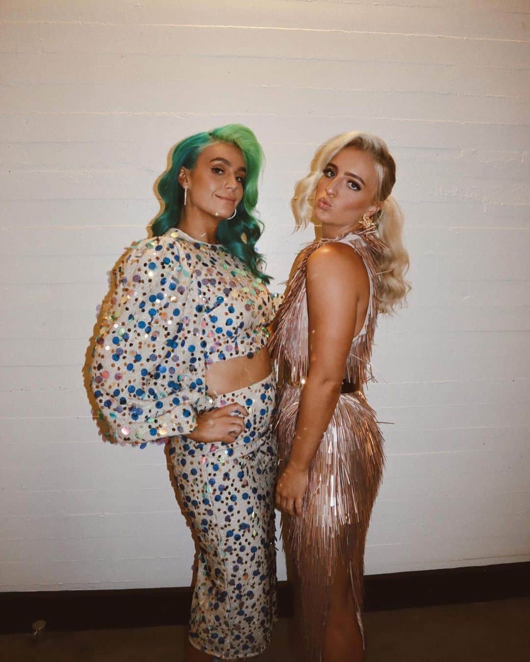 シェパードのインスタグラム：「A festive look for a December song.. Learning To Fly is out tomorrow. We can’t wait for you guys to hear this one! Presave link in bio😍🎶」