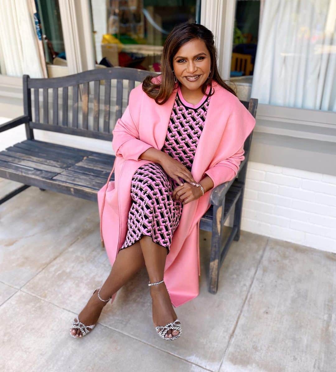 ミンディ・カリングのインスタグラム：「If you thought you didn’t need a pink coat, I’m sorry to tell you you’re just wrong」