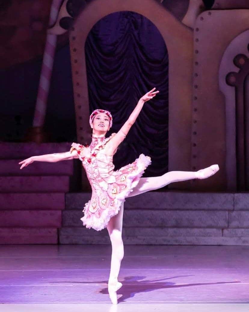 Lily Saito (齊藤莉理)のインスタグラム：「We are so close to premiering Nashville Ballet's Nutcracker and I'm getting all jittery already! 🤣 You can watch our production of Nutcracker, FREE of charge (that's a once in lifetime opportunity) just by going to the link www.newschannel5.com/live on Friday at 7PM Central (8PM EST)! It will also re-air on Christmas Day, 12/25 at 3PM CST (4PM EST)  We also have @titans player, @eddiegeorge2727 hosting/narrating the entire show so anyone can get the full understanding of the story. 🤯🤩 Swipe to find out other ways you can watch! 🎄 • #NashvilleBallet #Nutcracker #ballet #newschannel5 #performance #live #Titans」