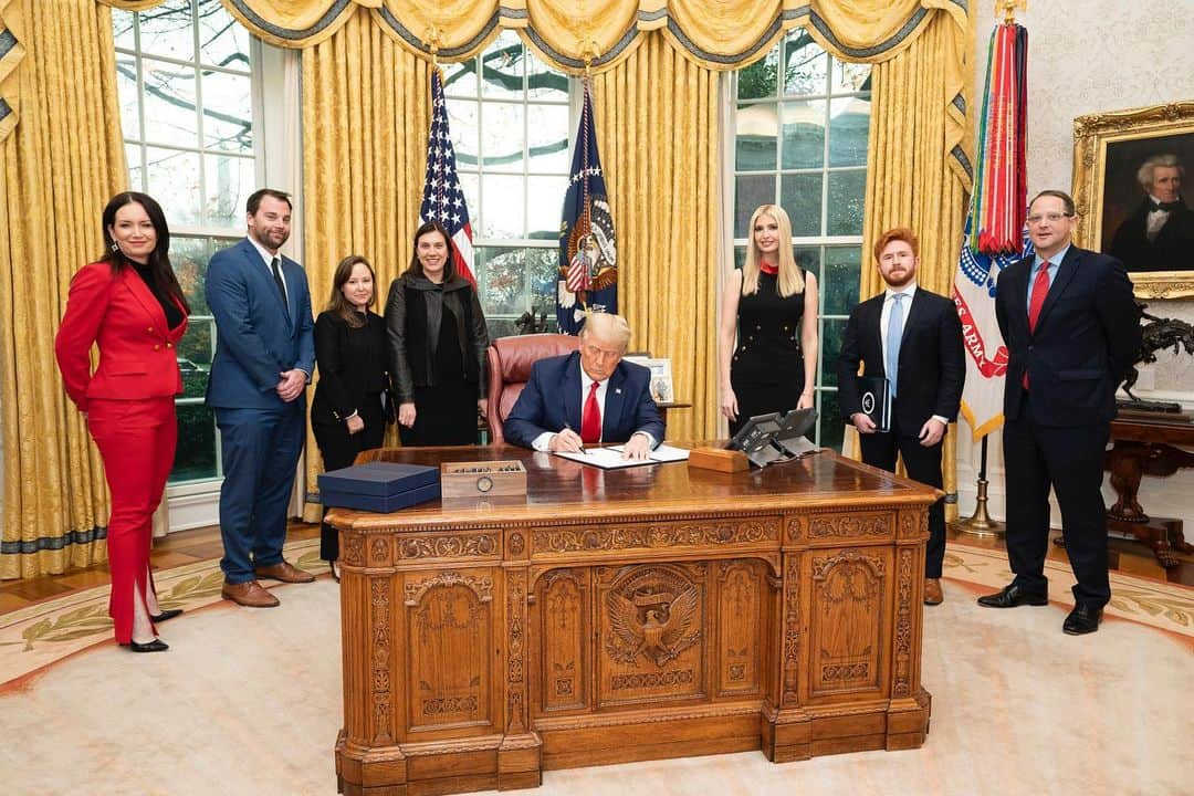 イヴァンカ・トランプさんのインスタグラム写真 - (イヴァンカ・トランプInstagram)「This week, POTUS signed an EO to reduce unnecessary licensing regulations and expand job opportunities across America.   In 1950, only 1 in 20 workers needed a license to get a job. Today, more than 1 in 4 employees are required to have a license to work.   We are cutting unneeded regulations and we are working hard to create better + more opportunity!」12月17日 6時50分 - ivankatrump