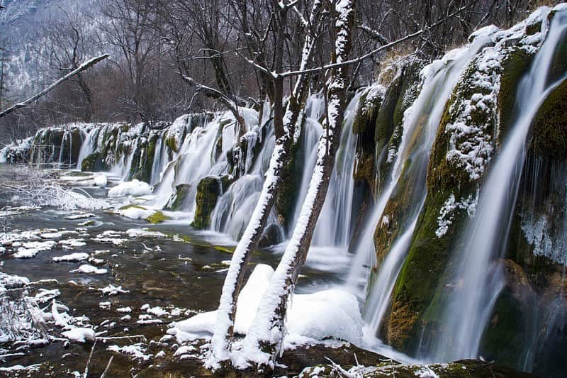 Michael Yamashitaさんのインスタグラム写真 - (Michael YamashitaInstagram)「Winter wonderland, Jiuzhaigou National Park: photographers luck to catch a rare heavy snow fall, and all melted by noon. It was in Jiuzhaigou - China’s most popular and remote - national park, I first heard of the ancient trade route, the Chamagudao, or Tea Horse Road, which began over 2500 years ago when Chinese merchants started trading tea to Tibetans in exchange for horses. Part of the network of roads still winds through Jiuzhaigou today.   From the new edition of SHANGRI-LA [ALONG THE TEA ROAD TO LHASA]. Available where books are sold. @yamashitaphoto #Sichuan #JiuzhaigouValley #JiuzhaiValley #Jiuzhaigou #teahorseroad #chamagudao #ShangriLa」12月17日 6時52分 - yamashitaphoto