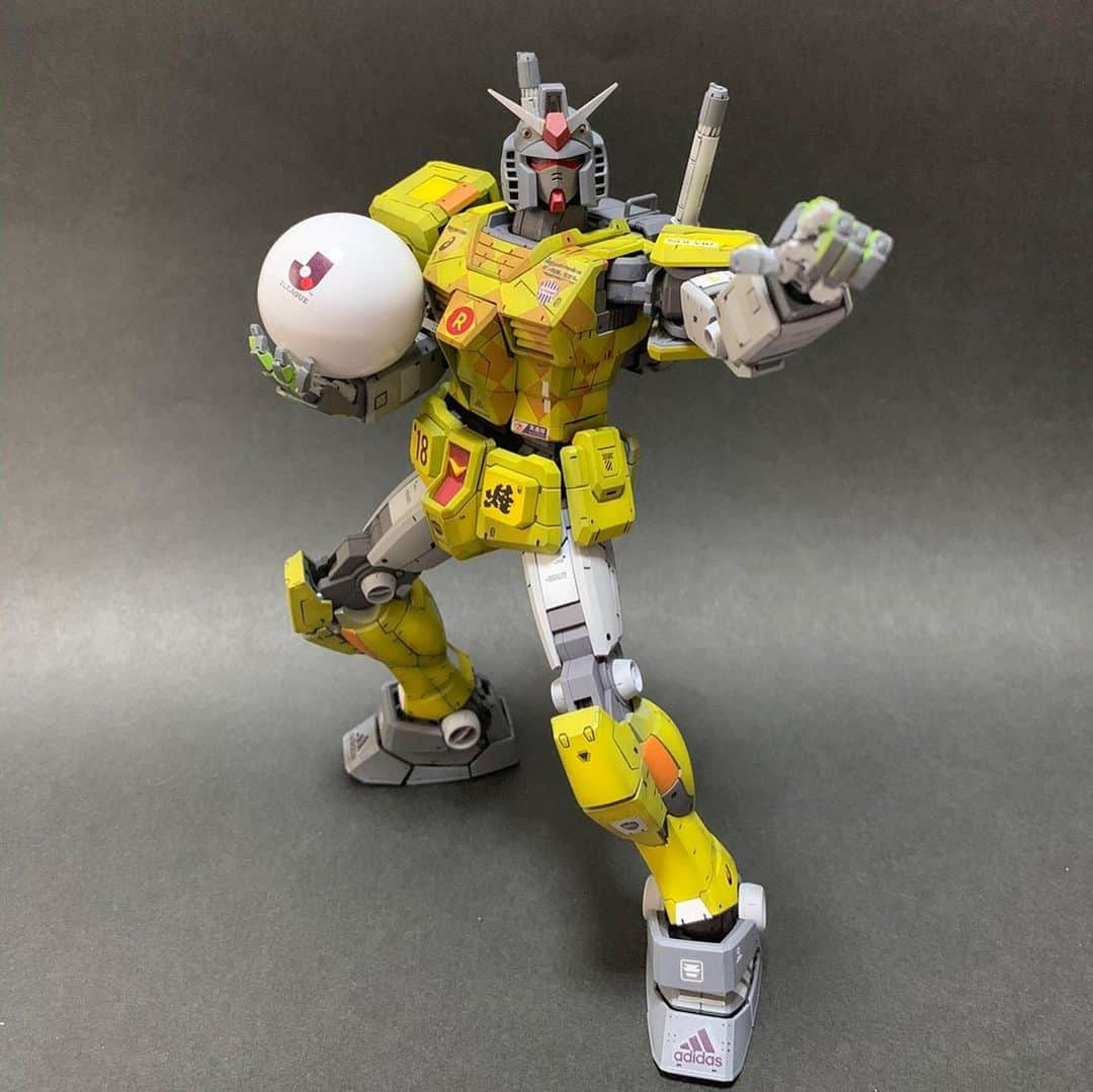 飯倉大樹さんのインスタグラム写真 - (飯倉大樹Instagram)「機動戦士ガンダム×Jリーグ  これめちゃくちゃテンション上がる！！！  知人がわざわざ僕の為にGKカラーにして、背番号、名前、adidasのマークまで入れて作ってくれました。ありがとうございます  こりゃ世界に１つしかない家宝になりそうだ！  #飯倉大樹 #ヴィッセル神戸 #機動戦士ガンダム  #adidas」12月16日 22時02分 - hiroki21ikura