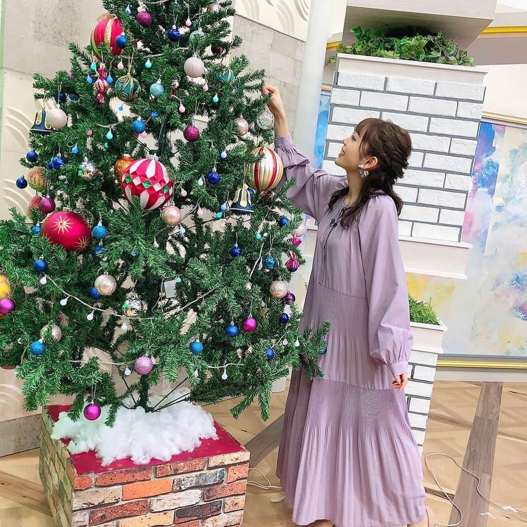 辻満里奈さんのインスタグラム写真 - (辻満里奈Instagram)「今日もクリスマスらしい素敵な衣装を用意していただきました🌟  土居さんが着ているのは、香春町のカワラダケTシャツですよ〜👕✨デザインが可愛い💕  #rkb毎日放送 #タダイマ！#水曜日 #観光課長土居 #香春町 #土居祥平 さん #アナウンサー #田畑竜介 アナ #池尻和佳子 アナ #辻満里奈 #福岡 #クリスマスツリー #christmastree」12月16日 22時02分 - marina__tsuji