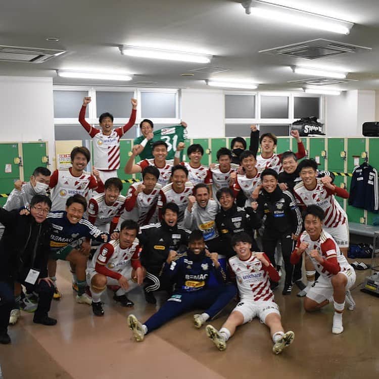橋本英郎のインスタグラム：「【富山戦】 アウェーゲーム、勝てました！  久々の連戦出場でしたがいけました笑  残り1試合。  ホームゲーム。  そして相手は相模原。昇格かかっている相手との試合になるので気持ちで負けず、相手が感じるプレッシャーを感じながらゲームを楽しみたいと思います！  最終戦、みなさん見に来てくださいね！  #fc今治  #橋本英郎  #ラストゲーム  #おわりよければすべてよし  #いい一年の締め へ #みんなで喜び  #写真撮影」