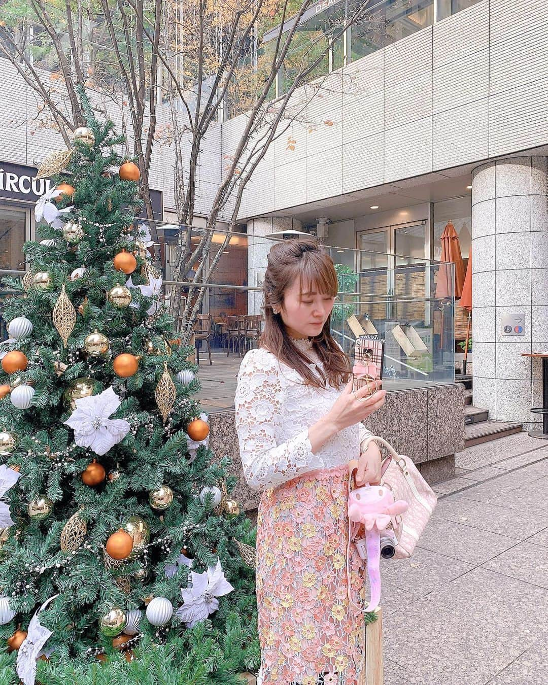 Miku Hirata 平田未来さんのインスタグラム写真 - (Miku Hirata 平田未来Instagram)「携帯ケース📱 #alamain (@alamain2018 にしました💠  リボンは🎀ピンク、ロゴはM😊🌼  20日まで、 CHRISTMASSALE  開催中です🎄🎂 なんと、MAX50%OFFなのでこの機会にぜひチェックしてみてくださいね✨  12/12  19:00〜 12/20  23:59 まで！  詳しくは👉 @alamain2018 の投稿を確認して下さい✨  写真は丸の内で、久しぶりだとあちこち変わってました🎅 もっとツリー巡りしたかったなあ😢  #アラメイン#iPhoneケース #iPhonecase #ハンドメイド #ハンドメイド作品 #ハンドメイド作家 #ハンドメイド雑貨 #プチプラ雑貨 #ファッション #クリスマスプレゼント  #クリスマスツリー飾り付け #新丸の内ビル #新丸の内ビルディング #丸の内ランチ」12月16日 21時56分 - miku.hirata