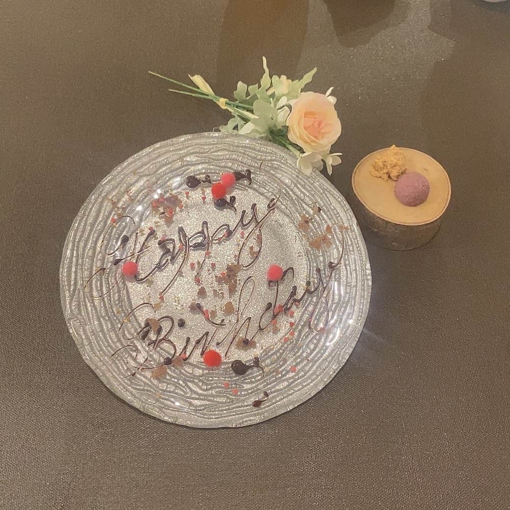 浦田直佳のインスタグラム：「. birthday week おわた！ みんなお祝いありがとう🥺❤️  最近年齢書く機会あって 24になったんだなとしみじみ感じた😌  ていうか来週クリスマスなことに震えてます 2年連続彼氏がいません😇🎄 . #看護師 #美容看護師 #nurse #カフェ巡り #お洒落カフェ #カフェスタグラム  #カフェ好きな人と繋がりたい #美容好きな人と繋がりたい」