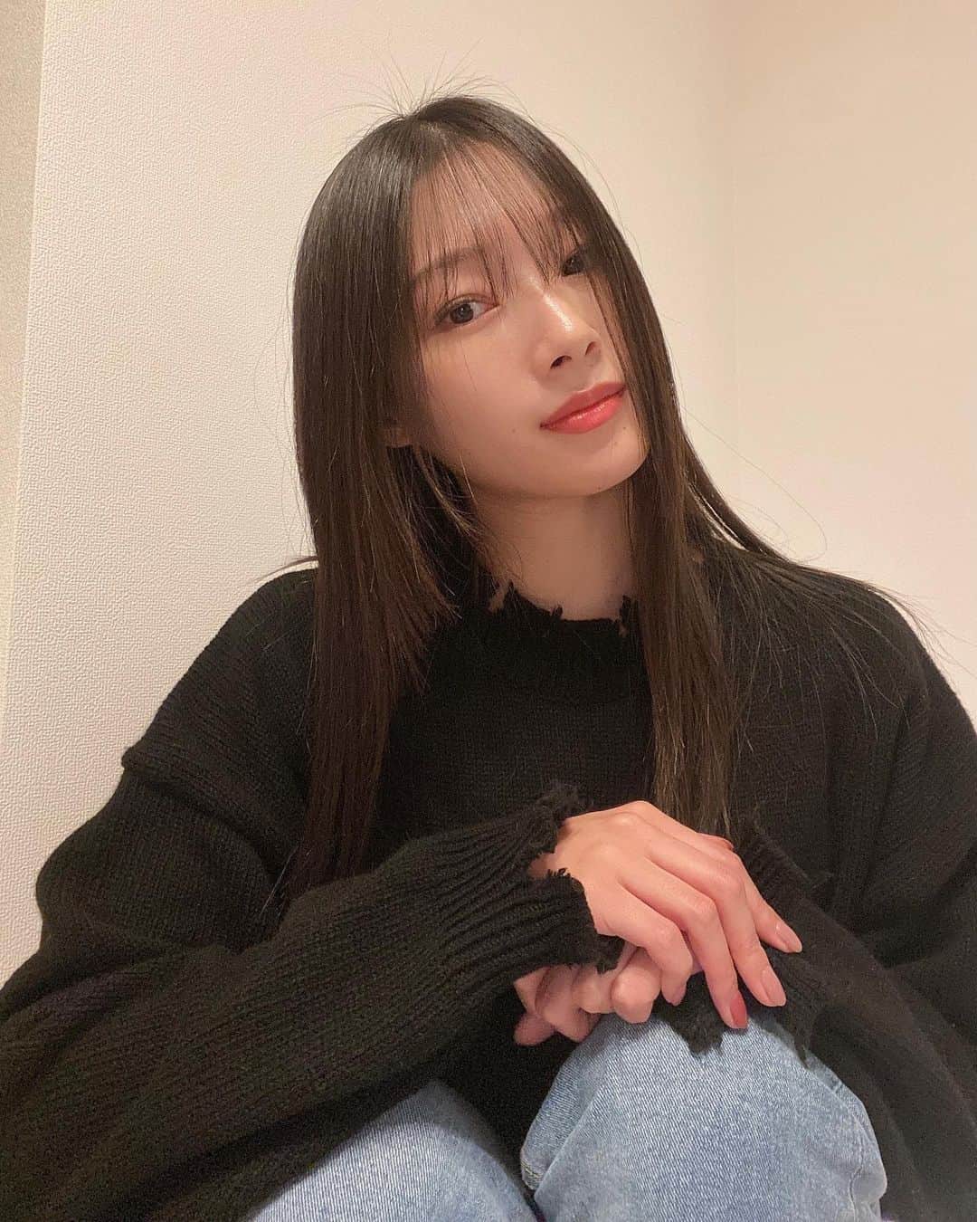 江田友莉亜のインスタグラム：「うっすーーーい前髪を 作ってみたよ✂︎✂︎✂︎✂︎✂︎✂︎ @inomataakiko thank you~💋  knit ----- @ohotoro_official 🧶 outer --- @perverze_official」