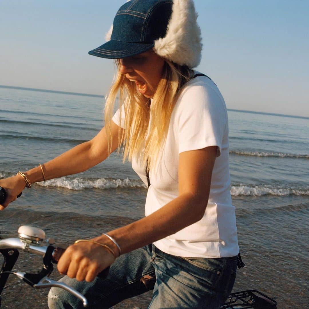 アーペーセーのインスタグラム：「A.P.C. x Charlotte Chesnais interaction # 8⠀  ⠀ The  Roxane cap in vintage denim and faux fur is now available.⠀ ⠀ Available in stores and at apc.fr⠀ ⠀ Photography: Tom Johnson⠀ Styling : Malina Joseph Gilchrist ⠀ ⠀ @apc_paris⠀ @charlottechesnaisjewelry ⠀ ⠀ #APC #APCxCharlotteChesnais  #APCaccessories #APCgifts」