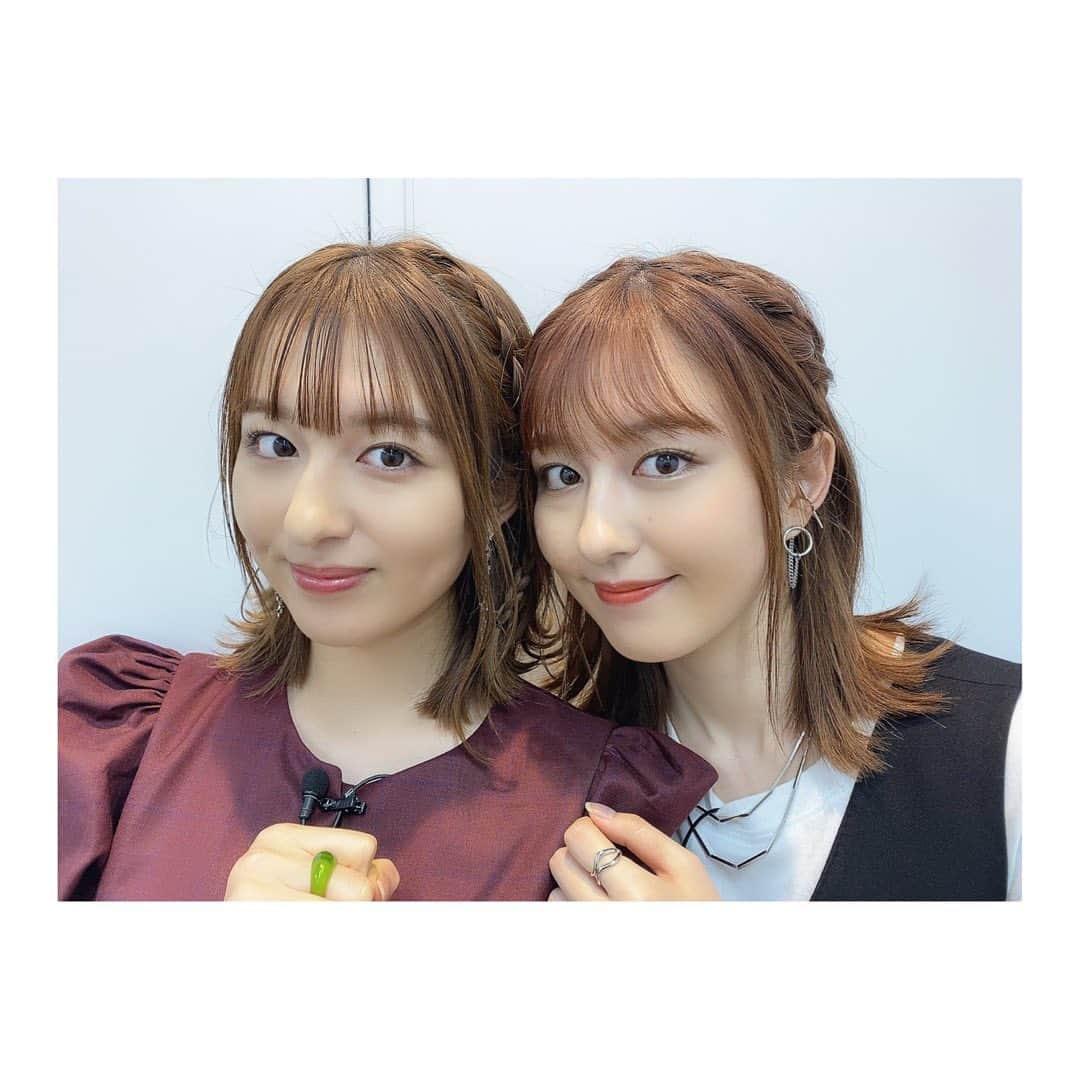 りかりこさんのインスタグラム写真 - (りかりこInstagram)「. 『美的』編集部presents Xmas メイクLIVE 見てくださった方 ありがとうございました💄 いつものりかりことは 雰囲気が違うでしょ〜 りかは甘め、りこは辛め のメイクをしていただきましたっ メイク練習して クリスマス、キラキラしたいな🎅🏻🎄 #りかりこ #双子 #美的 #xmas #ファッション #メイク #twins #fashion」12月16日 22時00分 - rikariko_official