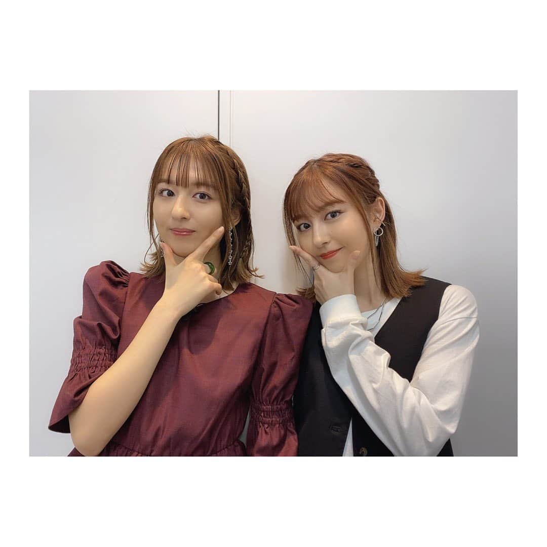 りかりこさんのインスタグラム写真 - (りかりこInstagram)「. 『美的』編集部presents Xmas メイクLIVE 見てくださった方 ありがとうございました💄 いつものりかりことは 雰囲気が違うでしょ〜 りかは甘め、りこは辛め のメイクをしていただきましたっ メイク練習して クリスマス、キラキラしたいな🎅🏻🎄 #りかりこ #双子 #美的 #xmas #ファッション #メイク #twins #fashion」12月16日 22時00分 - rikariko_official