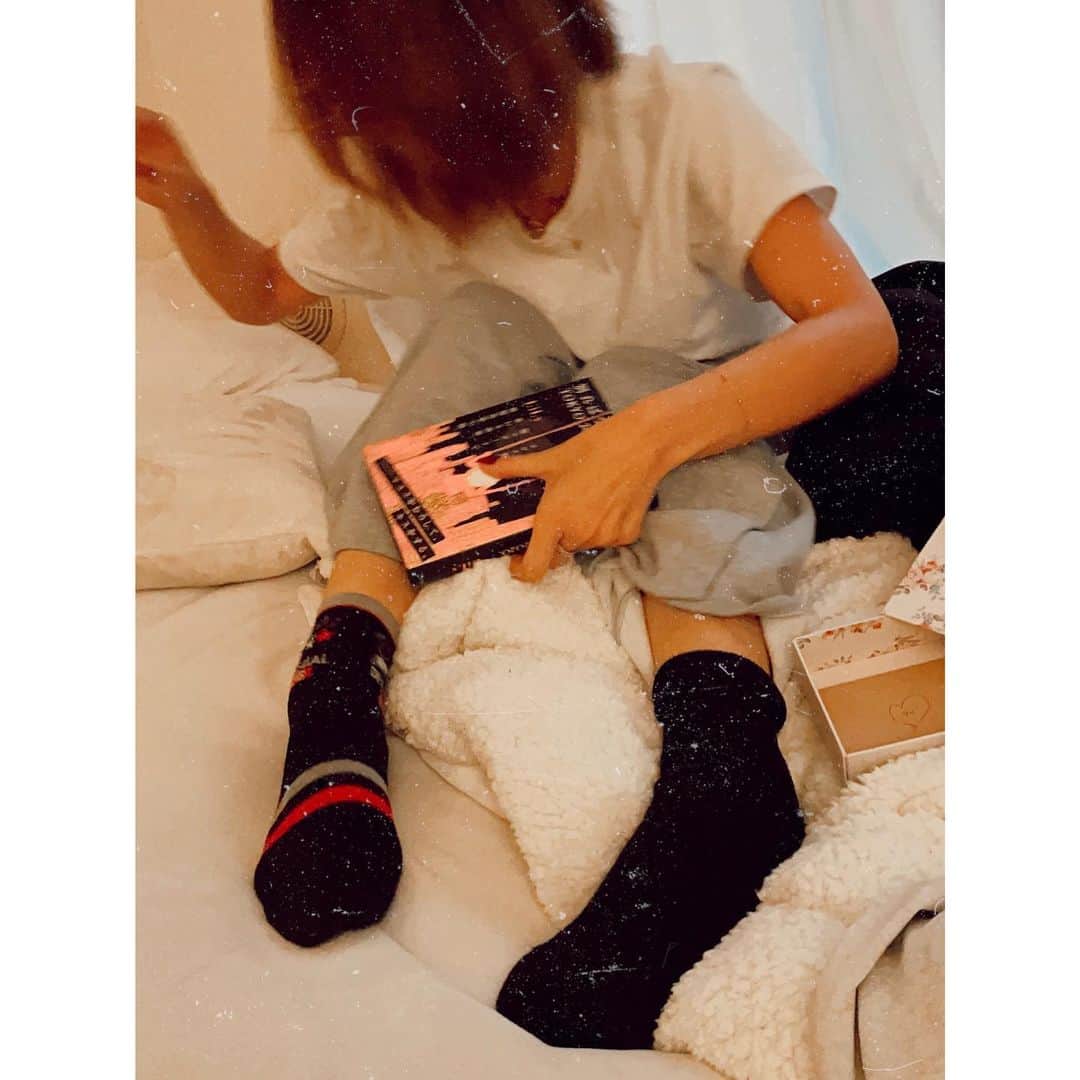 紗栄子さんのインスタグラム写真 - (紗栄子Instagram)「何故か靴下の右と左が違うLily大先生。。 先生、お疲れですね。 どうもお疲れ様です🌹 @lilylilylilycom #別ればなしTOKYO2020.」12月16日 22時01分 - saekoofficial