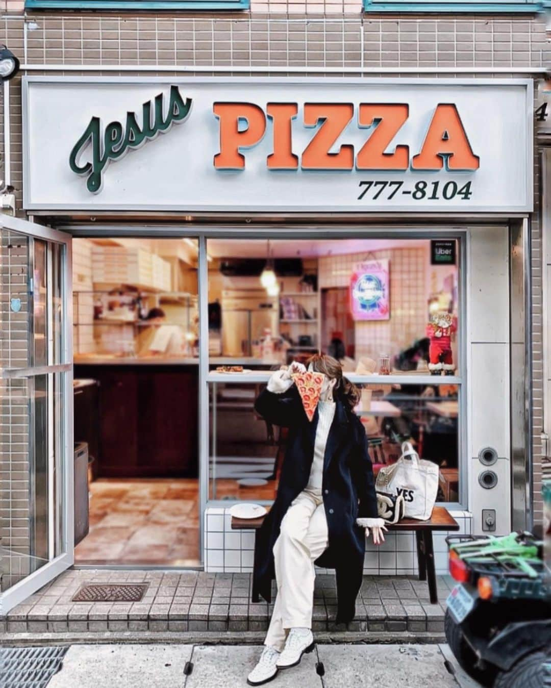 Yukicoさんのインスタグラム写真 - (YukicoInstagram)「🍕🥤 . . 𝑱𝑬𝑺𝑼𝑺 𝑷𝑰𝒁𝒁𝑨(ジーザスピザ) . . 1ピースがこんなにでっかいよ🍕 仕事の帰りにさくっと♡ˎˊ˗ ﻿ 何も食べてなかったから😫 満たされた♥️ˎˊ˗ ﻿ . . どれも500円くらいで ボリューミーだから男女問わず人気✨ . . . いつかまた神戸を訪れるときがきたら‥ 保存してね📎 . . . . .  𝑱𝑬𝑺𝑼𝑺 𝑷𝑰𝒁𝒁𝑨(ジーザスピザ) @jesuspizzakobe  .神戸市中央区中山手通2-18-8 パインヒルズ 山手1F 時間：月～土11時30分～21時 日11時30分～19時 定休日：水曜日、第三日曜日  ————————————————————— 私の写真の編集については フォトレッスンでレクチャーをしています 見てくださる方にプラスになる投稿をしていきます 是非いいね♡フォロー♡ よろしくお願いいたします𓅟 —————————————————————  #kobe#pizza#jesuspizza#神戸グルメ#神戸ランチ#神戸カフェ#ピザ#神戸ピザ#三宮ランチ#三宮カフェ#カフェ巡り#三宮カフェ#三宮グルメ#飯テロ#三宮ランチ#ピザランチ#北野ランチ#北野カフェ#北野グルメ#インスタグラム#インフルエンサー#インスタ映え」12月16日 22時01分 - yukicolifecom