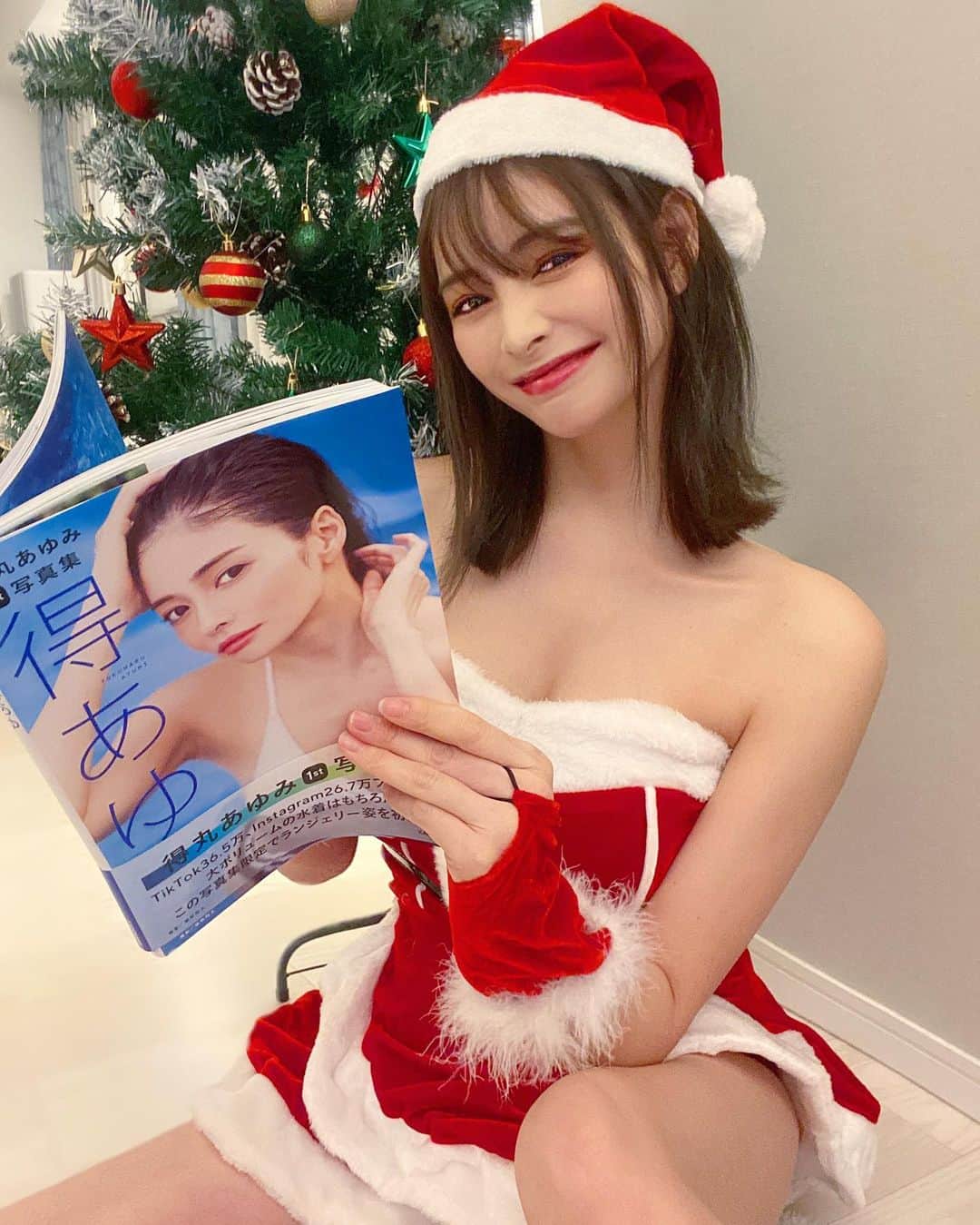 のインスタグラム：「どのページが好き？❤️💭 (((((見てくれた人はこっそり🤫 得あゆに教えてくれよ❤️笑 ・ ・ ・ ・ ・ ・ 本日12/16❤️写真集『得あゆ』発売❤️🎅 いつもインスタやtiktokで私を見てくれてる方には特に！💓 いつもとは違う新たな私が盛りだくさんなので 見てもらえたら嬉しいです💭💓 全国の書店、Amazonで購入できます！ よろしくお願いします。❤️ 得あゆサンタでした🎅❤️ ・ ・ ・ ・ ・ ・ ・ ・ ・ ・ ・ ・ ・ ・ ・ #サンタ#クリスマスプレゼント#クリスマスツリー#見てね#大人セクシー#報告#お知らせ#写真集#発売#12月#kadokawa#得あゆ#写真#撮影#お洒落#グラビア#水着#下着#プール#インスタグラビア#モデル#ナチュラルメイク#書店#プレゼント#amazon#stylebook#bikinigirl#japanesegirl#santa#christmaspresent」