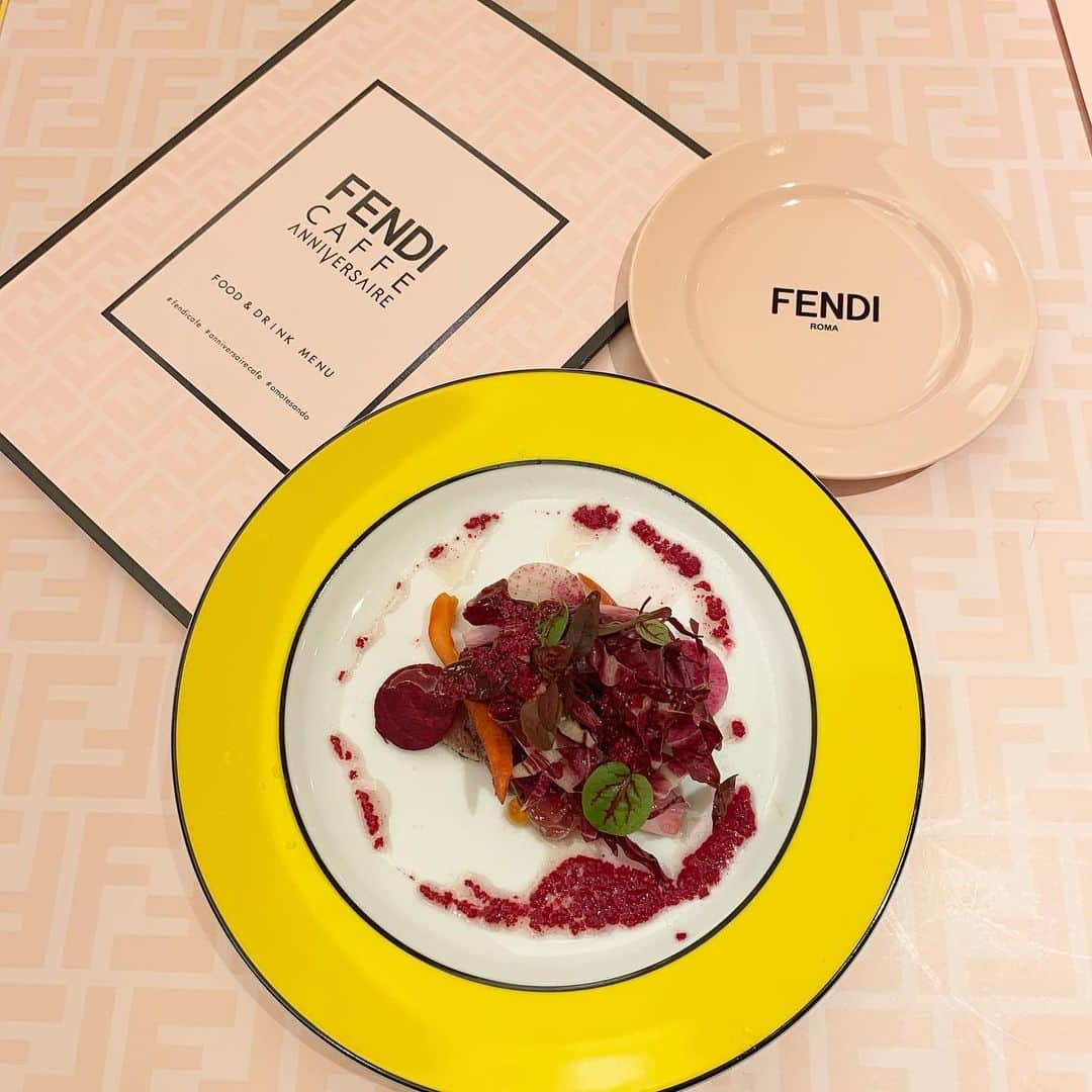 吉川ちえさんのインスタグラム写真 - (吉川ちえInstagram)「ずっと行きたかった表参道にある 📍FENDI カフェへ🥺❤️ . 日本初上陸らしい🙋‍♀️💗 期間限定で12月27日までやってるよ🤲✨  アニヴェルセルカフェ表参道とのコラボでご飯もデザートも美味しかった😈💕 うちらはディナー予約して値段は12000円💰のコース料理でした🐣❣️ . ランチだともっと安いかも🤲✨ . 店内も可愛いしオシャレだしテンション高まった🙈💗 . #fendicaffe #FENDIカフェ #FENDI #日本初上陸  #アニヴェルセルカフェ」12月16日 22時11分 - yoshikawachie_16