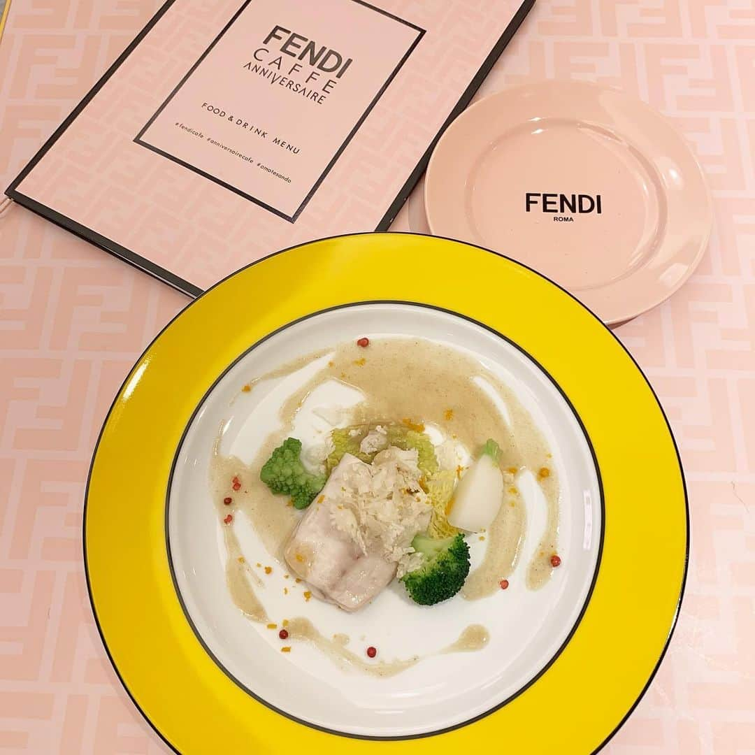 吉川ちえさんのインスタグラム写真 - (吉川ちえInstagram)「ずっと行きたかった表参道にある 📍FENDI カフェへ🥺❤️ . 日本初上陸らしい🙋‍♀️💗 期間限定で12月27日までやってるよ🤲✨  アニヴェルセルカフェ表参道とのコラボでご飯もデザートも美味しかった😈💕 うちらはディナー予約して値段は12000円💰のコース料理でした🐣❣️ . ランチだともっと安いかも🤲✨ . 店内も可愛いしオシャレだしテンション高まった🙈💗 . #fendicaffe #FENDIカフェ #FENDI #日本初上陸  #アニヴェルセルカフェ」12月16日 22時11分 - yoshikawachie_16