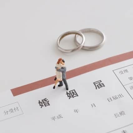 ウェディングカフェ/結婚式場無料紹介/富山・高岡・金沢・福井のインスタグラム：「再婚結婚式の悩み解決　 ①再婚の報告の仕方💁‍♀️  お互いに結婚の意志が固まったら、まず行うことが親への報告と挨拶🌿  双方の親から承諾をもらったら、親族・友人たちなどへの結婚報告を行い、結婚式を行う場合は、招待したいゲストへの声掛けという流れ😊  　#結婚お役立ち情報﻿ ------------------------------------------ 花嫁様のお役立ち情報をお伝えしていきます❤️﻿ ﻿ 疑問に思うことや不安なのことは﻿ 気軽にご相談くださいね🍀﻿ ﻿ ▷▷▶︎ @kanazawa.weddingcafe﻿ ------------------------------------------ ﻿ #金沢結婚式#金沢結婚式場#金沢結婚#金沢結婚式実例#金沢結婚式場探し#金沢披露宴#金沢結婚式準備#金沢プレ花嫁#金沢花嫁#金沢市#金沢#金沢カフェ#金沢ランチ#金沢カフェ巡り#おしゃれ花嫁#おしゃれ花嫁さんとつながりたい#withコロナの結婚式#結婚式準備#結婚式#再婚」