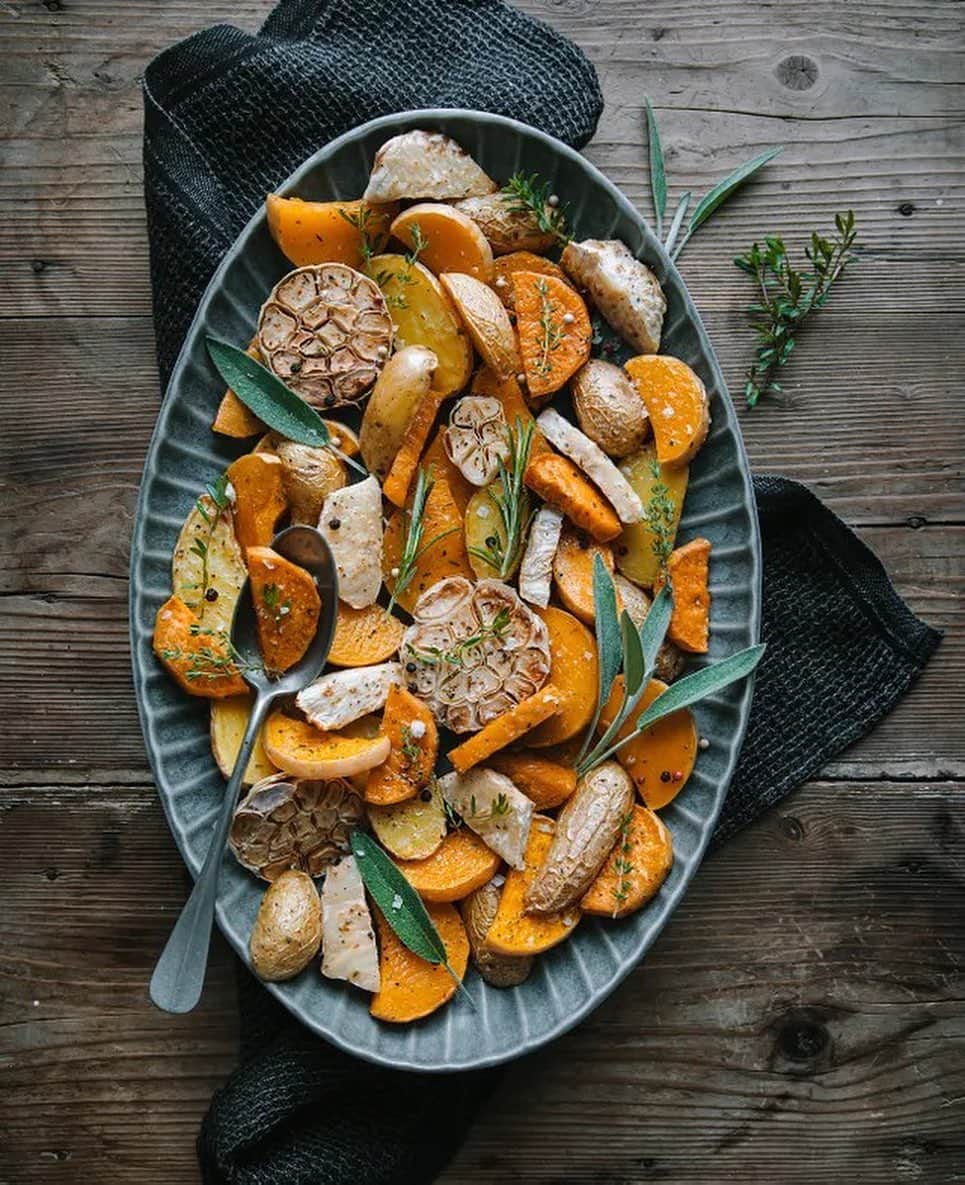 Vogue Parisさんのインスタグラム写真 - (Vogue ParisInstagram)「#VogueRecipeBook If you’re looking to go vegan this Christmas, @MarieLaforetVegan’s new book ‘Mes plats de Noël vegan’ might be the book for you, filled with 60 recipes that rethink the traditional festive classics without scrimping on surprising flavors. To give you a taste, we’ve got a look inside at 3 recipes: ‘gravadlax’ blinis, roasted vegetables and gingerbread. Check them out on Vogue.fr」12月16日 22時04分 - voguefrance