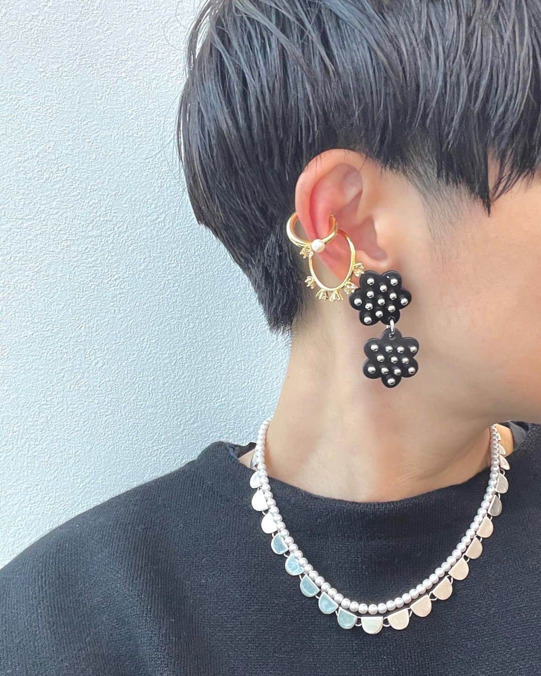 のインスタグラム：「重ねづけで意外な組み合わせを発見できると うれしさが増しちゃいます・・・・♡ 「あぁ気を使わず自由でいいんだな」 っと、元気がわいてくる。 　 最近のオススメの たのしい発見はこの組み合わせ ☻︎  デコラティブすぎるかなぁ なんて先入観があったものの 組み合わせてみたらかなり好きな造型だった…..♡  自由にたのしく 自分の気持ちを強くしてくれることを 大切にしていきたいですね🌈 　  #chiristmas #gift #gifts #giftsforher #giftsformyself🎁 #earrings #hoopearrings #pearlnecklace #earcuff #earcuffs  #クリスマスプレゼント #イヤーカフ #イヤカフ #パールイヤリング #パールイヤーカフ　#パールイヤカフ　#フープ #フープイヤリング #パールネックレス　#シルバーアクセサリー  #シルバーネックレス #silver925 #silveraccessory #silvernecklace #ノンホールピアス #ピアスに見えるイヤリング #styleofday  #styleoftheday  #アクセサリー好きさんと繋がりたい  #アクセサリー好きな人と繋がりたい」