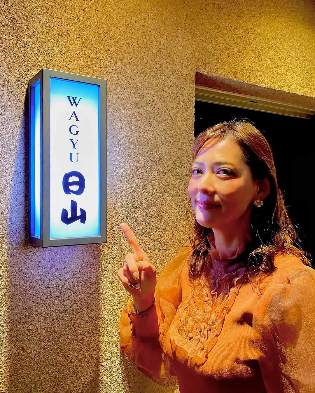 箕輪玖美さんのインスタグラム写真 - (箕輪玖美Instagram)「昨夜は『WAGYU 日山』お肉三昧🍴🥂  すき焼き日山から今年6月にオープンした鉄板焼き🥩 プライベート感もありコロナ対策も万全の貸切✨  こんなに脂っぽく無く美味しいシャトーブリアンは初めてかも😳 ペアリングのワインレベルも高くて最高〜💕  美味しゅうございました🥰  #和牛日山 #お肉大好き #肉食女子 #お肉好きな人と繋がりたい  #赤身肉が好き  #シャトーブリアン #美味しいもの好きな人と繋がりたい  #リピ決定 #楽しい時間 #ワイン好きな人と繋がりたい  #肉スタグラム #dinner #luxury #モデル #箕輪玖美」12月16日 22時05分 - kumi.111