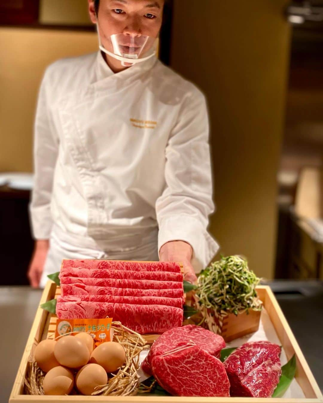 箕輪玖美さんのインスタグラム写真 - (箕輪玖美Instagram)「昨夜は『WAGYU 日山』お肉三昧🍴🥂  すき焼き日山から今年6月にオープンした鉄板焼き🥩 プライベート感もありコロナ対策も万全の貸切✨  こんなに脂っぽく無く美味しいシャトーブリアンは初めてかも😳 ペアリングのワインレベルも高くて最高〜💕  美味しゅうございました🥰  #和牛日山 #お肉大好き #肉食女子 #お肉好きな人と繋がりたい  #赤身肉が好き  #シャトーブリアン #美味しいもの好きな人と繋がりたい  #リピ決定 #楽しい時間 #ワイン好きな人と繋がりたい  #肉スタグラム #dinner #luxury #モデル #箕輪玖美」12月16日 22時05分 - kumi.111