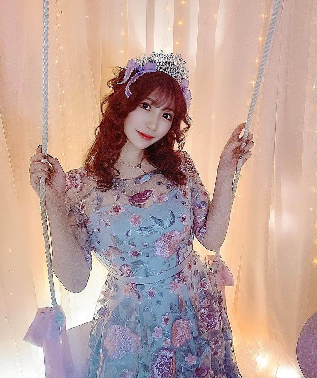 若月みいなさんのインスタグラム写真 - (若月みいなInstagram)「ぶらんこぶらんぶらん🧚‍♀️✨ #shooting  #撮影  #photo  #映えスタジオ  #なんか顔がチガウネ」12月16日 22時06分 - wakatsuki_cmore