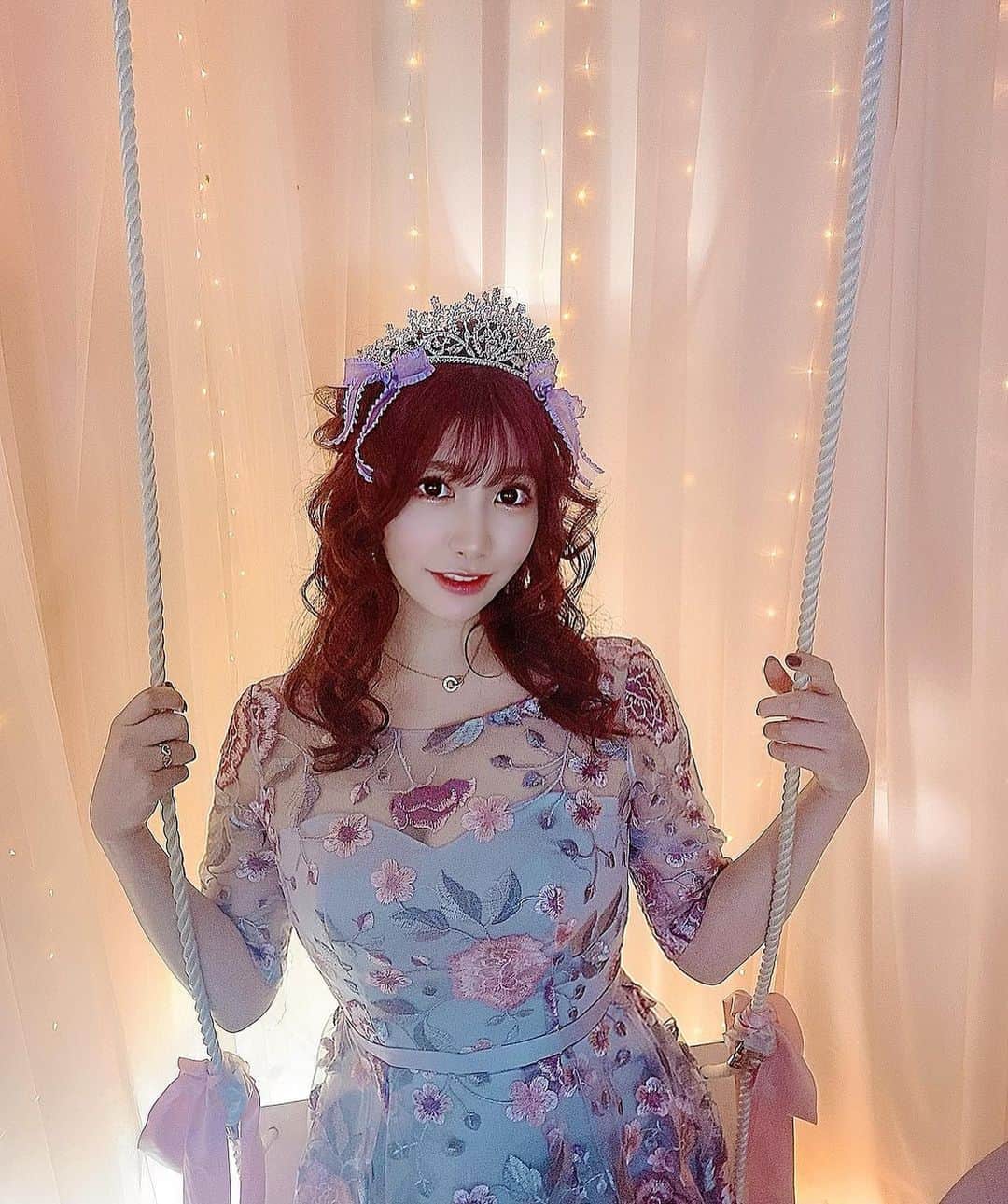 若月みいなさんのインスタグラム写真 - (若月みいなInstagram)「ぶらんこぶらんぶらん🧚‍♀️✨ #shooting  #撮影  #photo  #映えスタジオ  #なんか顔がチガウネ」12月16日 22時06分 - wakatsuki_cmore