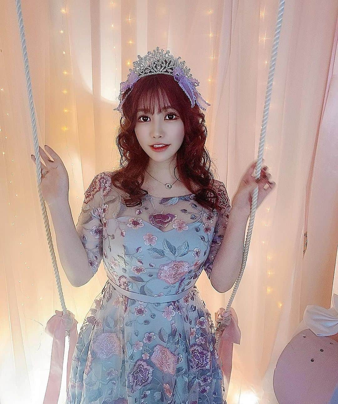 若月みいなさんのインスタグラム写真 - (若月みいなInstagram)「ぶらんこぶらんぶらん🧚‍♀️✨ #shooting  #撮影  #photo  #映えスタジオ  #なんか顔がチガウネ」12月16日 22時06分 - wakatsuki_cmore
