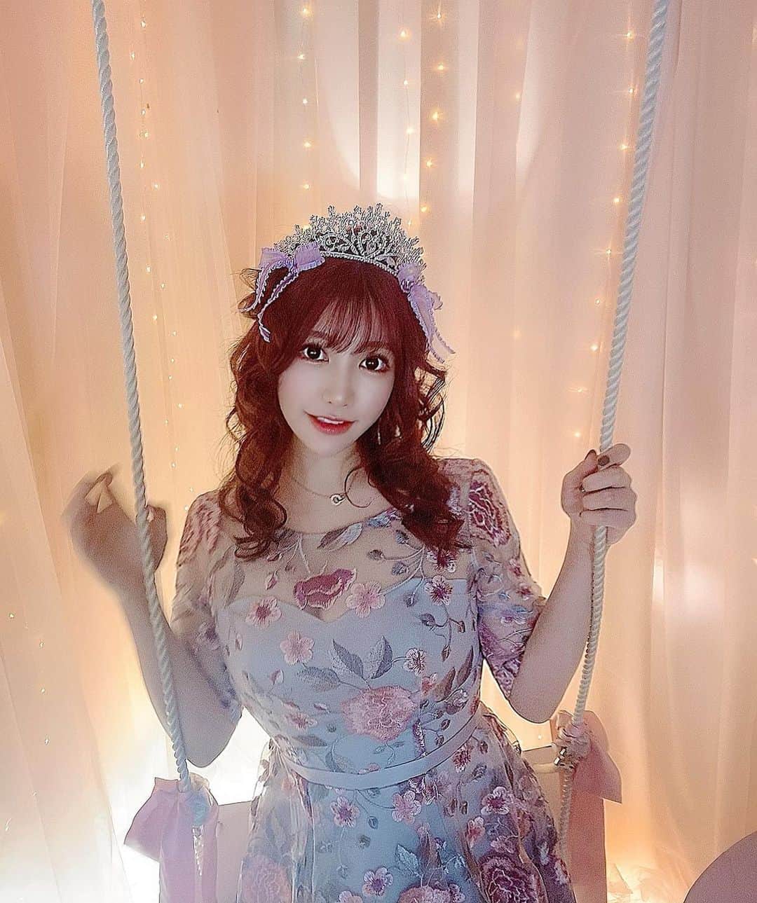 若月みいなさんのインスタグラム写真 - (若月みいなInstagram)「ぶらんこぶらんぶらん🧚‍♀️✨ #shooting  #撮影  #photo  #映えスタジオ  #なんか顔がチガウネ」12月16日 22時06分 - wakatsuki_cmore