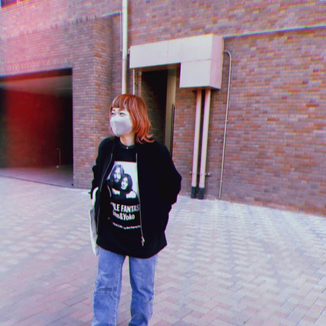 和田美枝のインスタグラム：「John&Yoko♡  #ジョンレノン #オノヨーコ #Tシャツ #お気に入り #中に着込むの忘れて #寒すぎた #嫌いじゃないけど #冬」